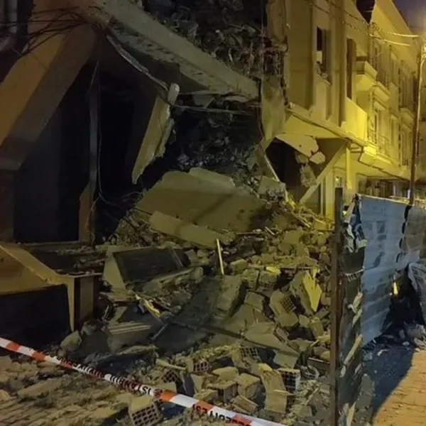 Avcılar'da 6 katlı binada kısmi çökme