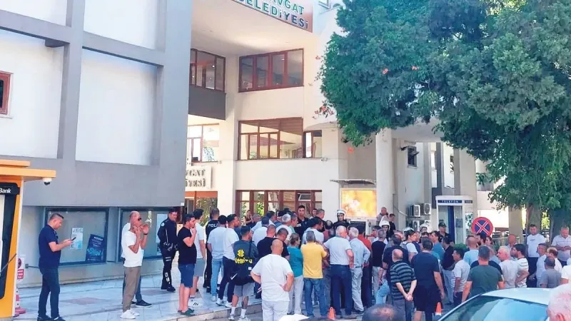 Baklava kutusundan rüşvet çıktı
