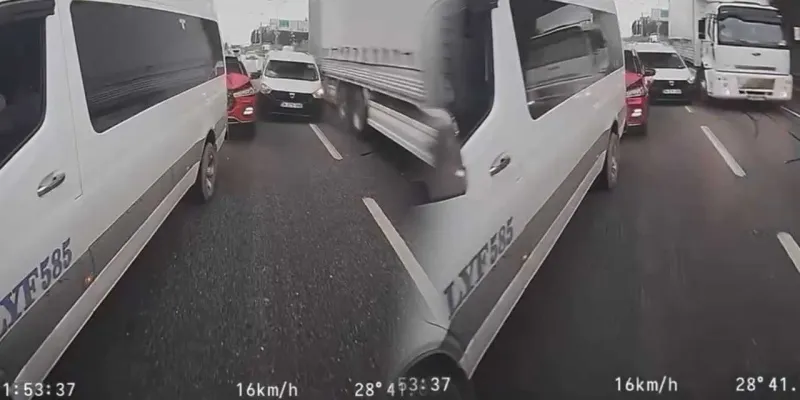 Bir anda yavaşladı: Zincirleme kazaya yol açtı