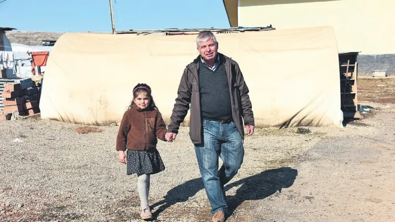 Depremdeki yaralarını baba kız birlikte sarıyor