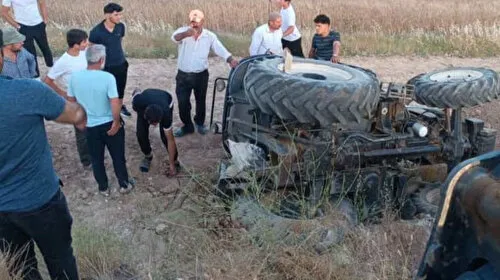 Direksiyon hakimiyeti kaybolan traktör devrildi: İki yaralı
