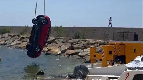 El freni çekilmeyen otomobil denize düştü 