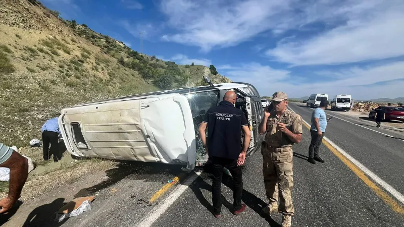 Elazığ'da minibüs takla attı: 3'ü ağır 7 kişi yaralandı