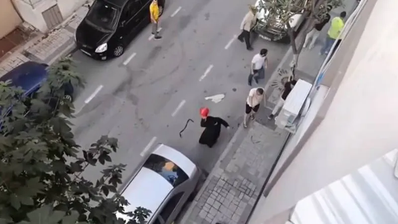 Gaziosmanpaşa'da iki mahallede kavga! O anlar kamerada