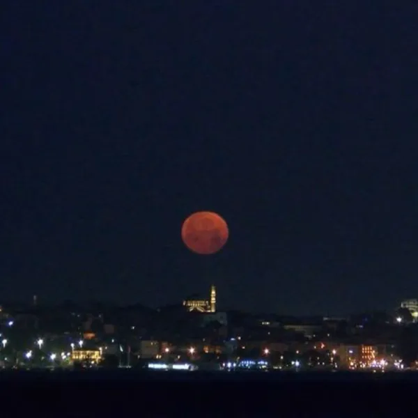 İstanbul'da 'Çilek Dolunayı'