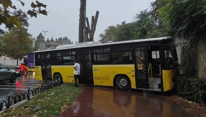 İstanbul'da İETT otobüsü motosiklete çarptı! 
