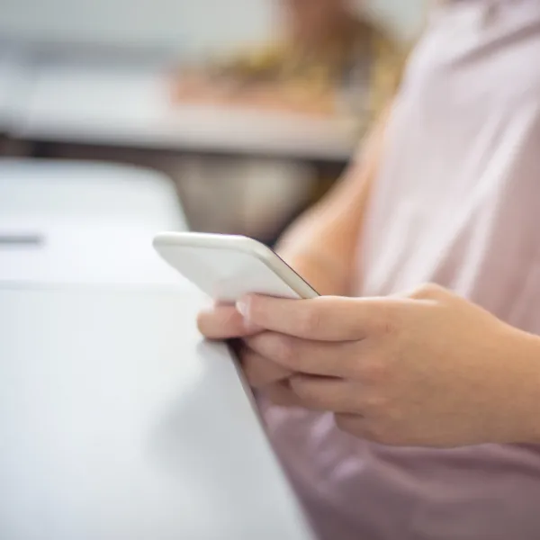 İtalya'da Liselerde Telefon Yasak! Öğrenciler Şokta!
