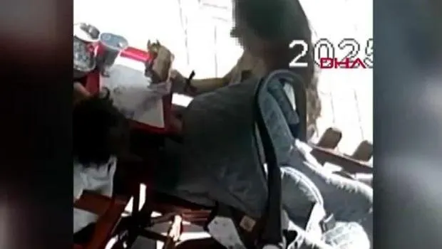 Kopardığı saçını tosta koydu, o anlar kameraya böyle yansıdı