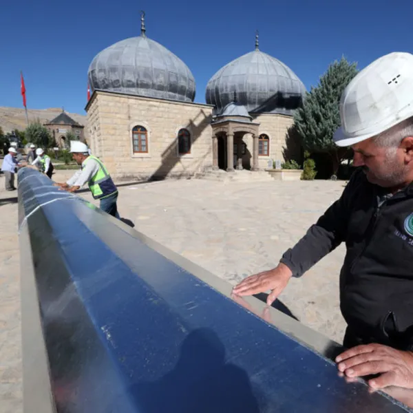 Malatya'da Göğe Uzanan Bayrak: 50 Metrelik Dev Direk Dikildi!