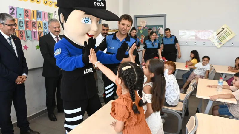 Manisalı öğrencileri tatile Emniyet Müdürü Aktaş ve Kanka Polis Maskotu uğurladı