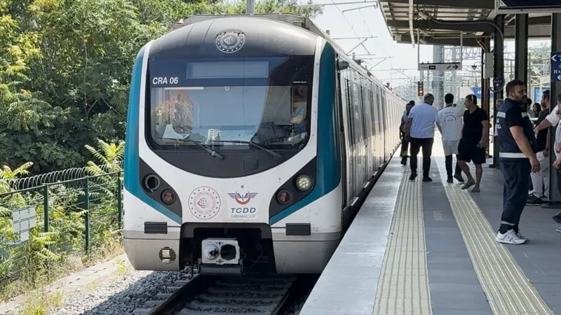 Marmaray'da raylara atlayan bir kişi, hayatına son verdi
