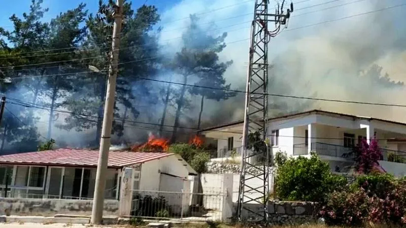 Marmaris'te yerleşim yerinin yakınında orman yangını çıktı; havadan ve karadan müdahale sürüyor