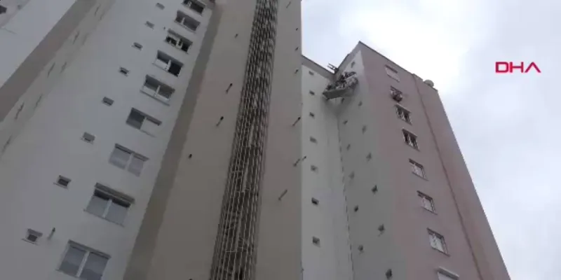Antalya'da Korku Dolu Anlar: 12. Katta Mahsur Kalan İşçiler!