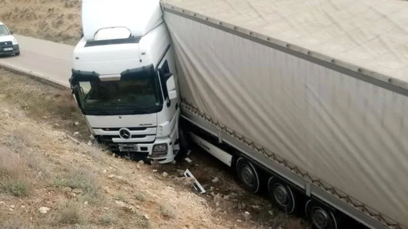 Ankara'da Tır Kazası! Yağmur Azdırdı, Sürücü Şoka Girdi!