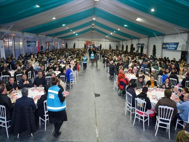 Esenyurt'ta İftar Coşkusu: Binlerce Kişi Aynı Sofrada!