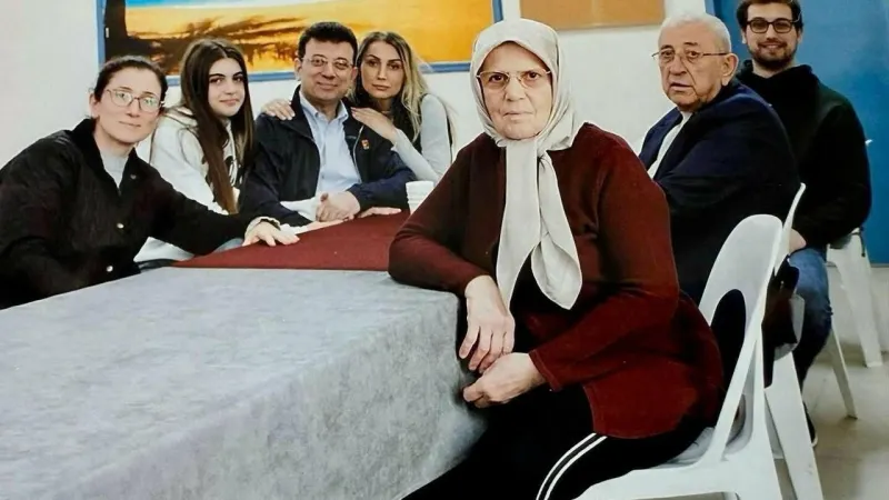 İmamoğlu Ailesiyle Buluştu! O Fotoğraf Sosyal Medyayı Salladı