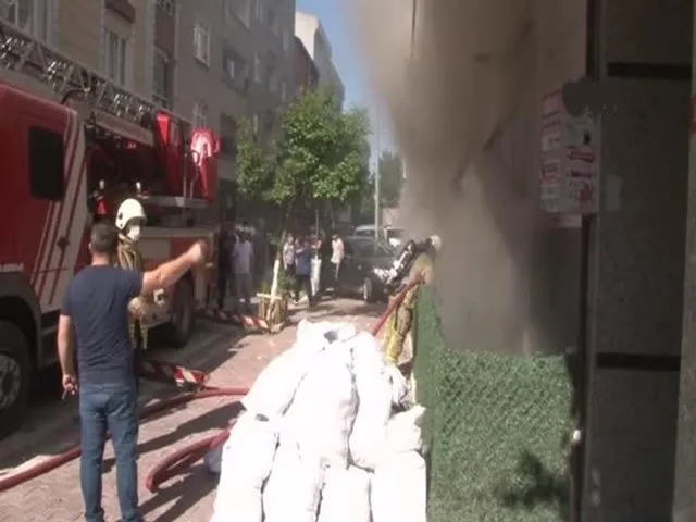 Esenyurt'ta akıl sağlığı sorunu yaşayan kadın evini taşlayıp yaktı