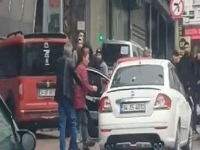 Esenyurt'ta Şoke Eden Olay! Çekiçle Arabayı PERT ETTİ!