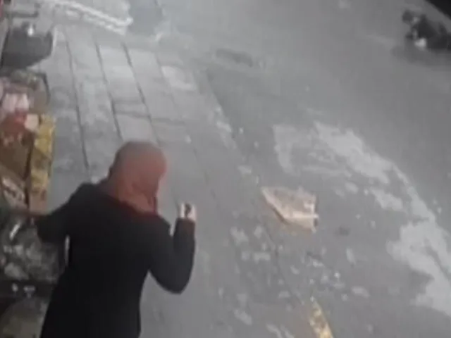 Esenyurt'ta Korkunç Kaza! Kargo Aracı Çarptı, O Anlar Kamerada!