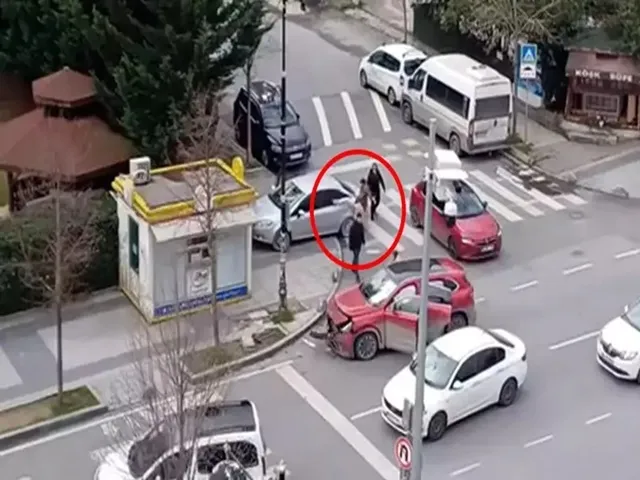 Esenyurt'ta Şok Kaza! Sürücü Çıldırdı, Camı Tekmeledi!