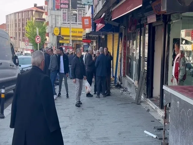 Esenyurt'ta Kalp Krizi Kabusu! Minibüs Dükkana Daldı!