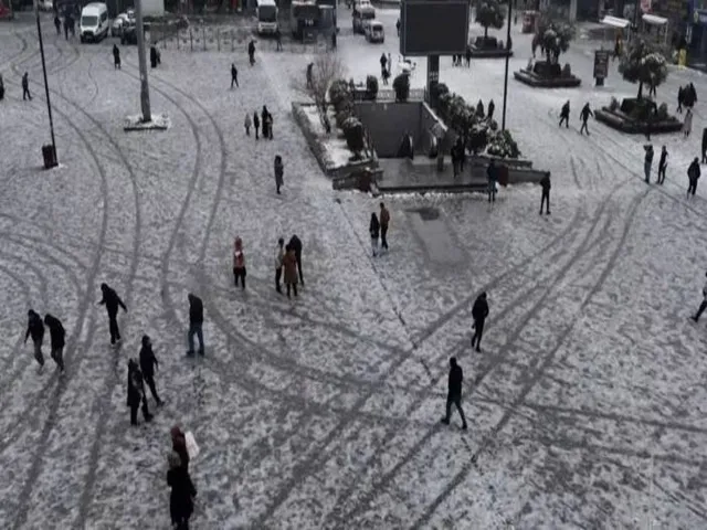 Esenyurt'ta Kar Coşkusu: Polis ve Vatandaşlardan Unutulmaz Anlar!