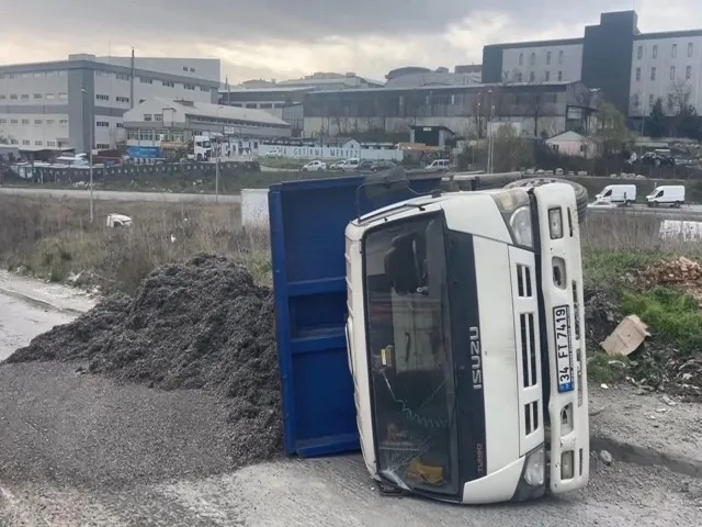 Esenyurt'ta Korkunç Kaza! Talaş Yüklü Kamyon Devrildi!