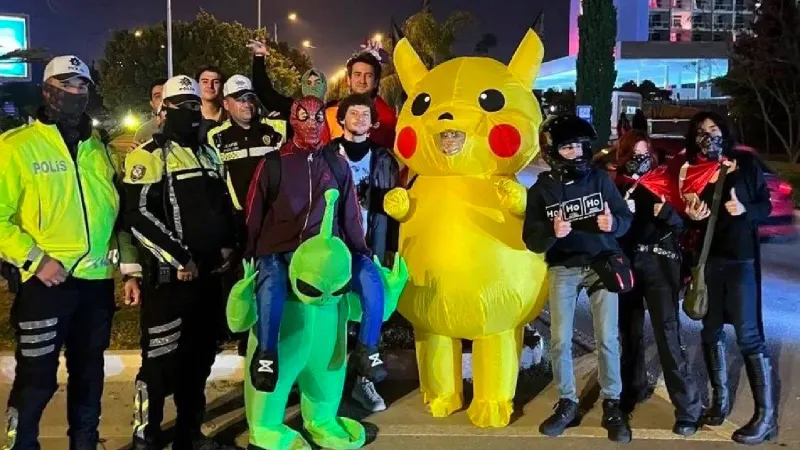 Pikachu kostümlü eylemci polislerle objektiflere gülümsedi