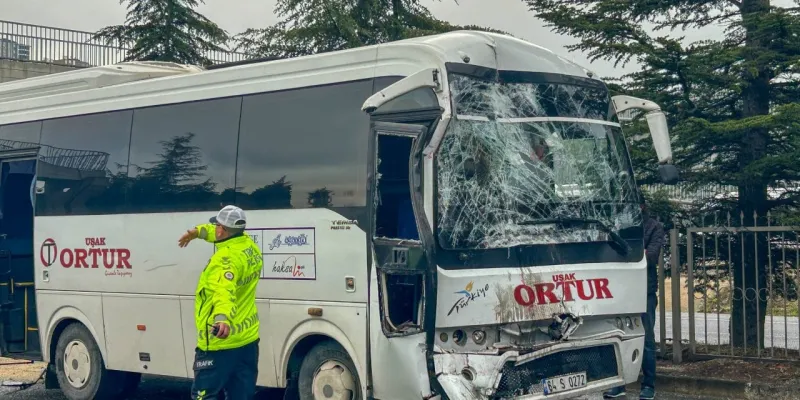 Uşak'ta Korkunç Kaza! İşçi Servisleri Çarpıştı: 20 Yaralı