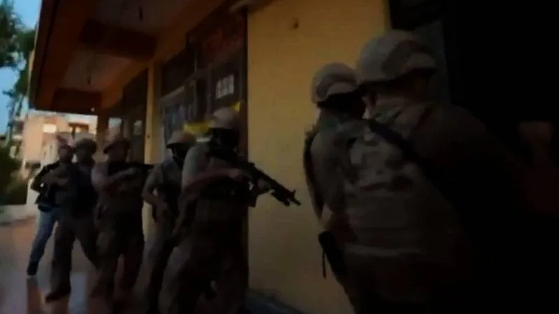 İzmir'de Şafak Operasyonu! Suç Örgütüne Baskın: 12 Gözaltı