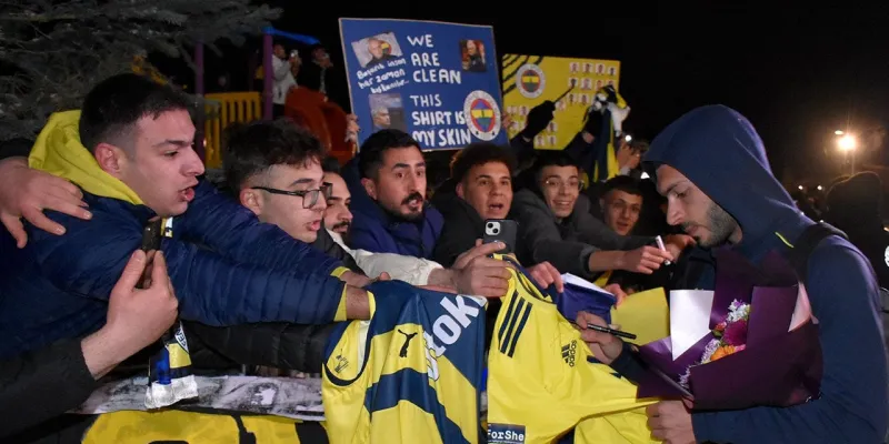 Sivas'ta Fenerbahçe Coşkusu! Taraftar Takımı Bağrına Bastı
