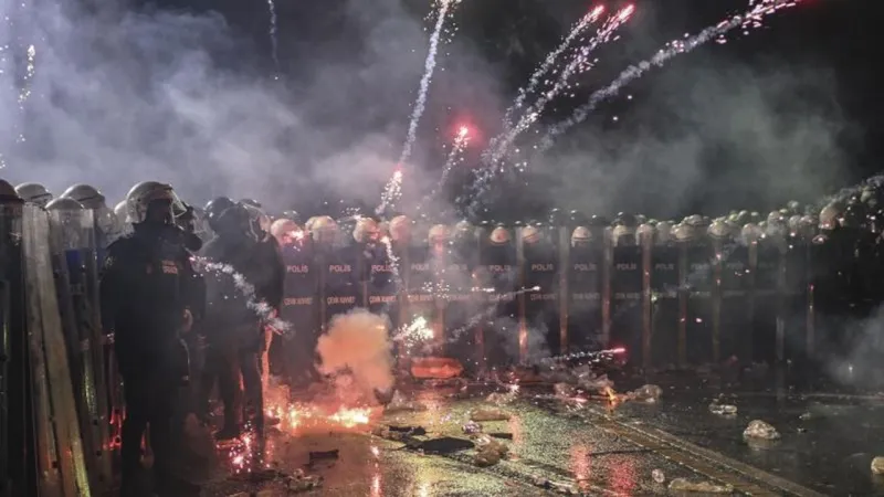 İBB Protestoları: 819 Kişiye Dava! İmamoğlu Gözaltısı Sonrası Ne Oldu?