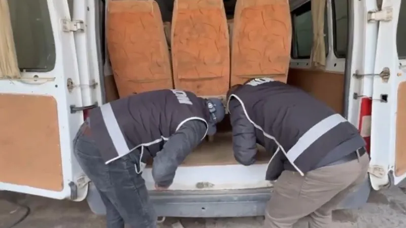 Van'da Şok Baskın! Minibüste Kaçak Sigara Deposu Bulundu!