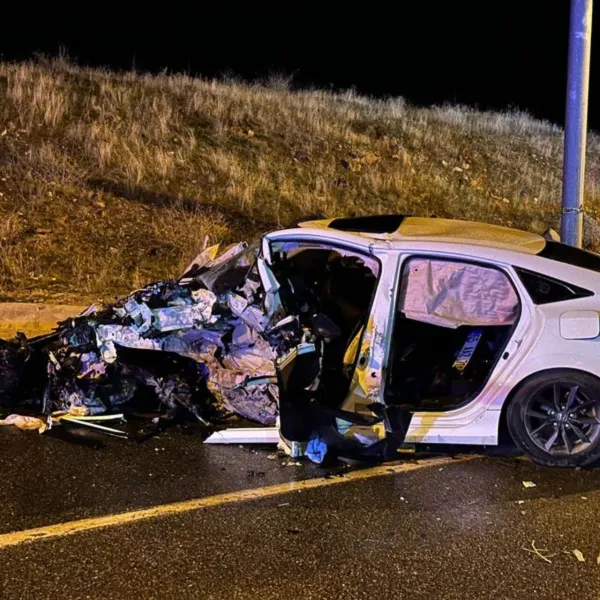 Van'da Otomobil Tabela Direğine Çarptı: 3 Ölü! Şok Detaylar