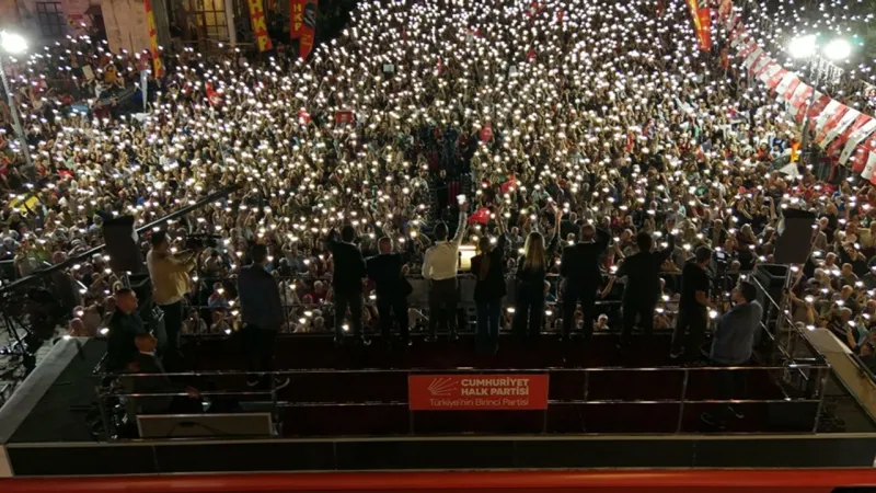 Özgür Özel'den Akın Gürlek'e: Aklını başına topla, tepemin tasını attırma, dağılmamak üzere toplanırız