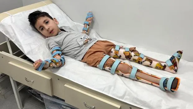 Sivrisinek ısırması sonrası hareketsiz kalmıştı! Milyonda bir görülen hastalık: Emir Özbakan için umut doğdu