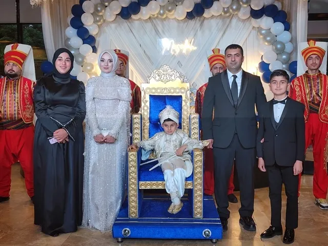 Susuz Ailesinin Mutlu Günü: Eyüp ve Fatih erkekliğe ilk adımı attı