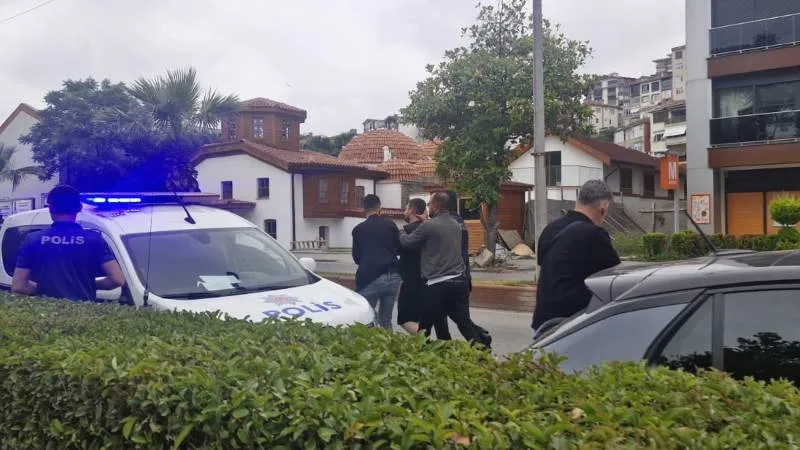 Tanımadığı kadına gül vermek istedi, reddedilince bıçak gösterdi