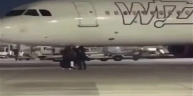 Uçağı kaçıran iki kişi piste daldı! Böyle durdurmaya çalıştılar