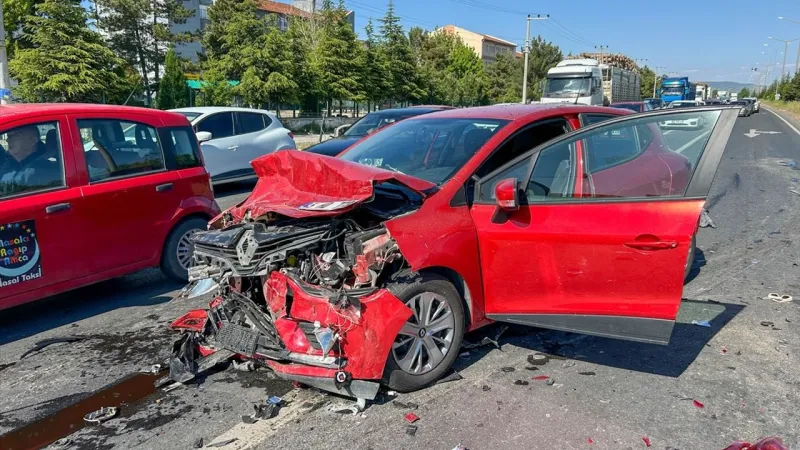Uşak'ta 4 otomobilin karıştığı trafik kazasında 7 kişi yaralandı