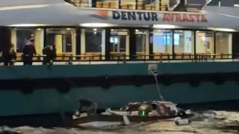 Üsküdar'da yolcu motoru balıkçı teknesine çarptı
