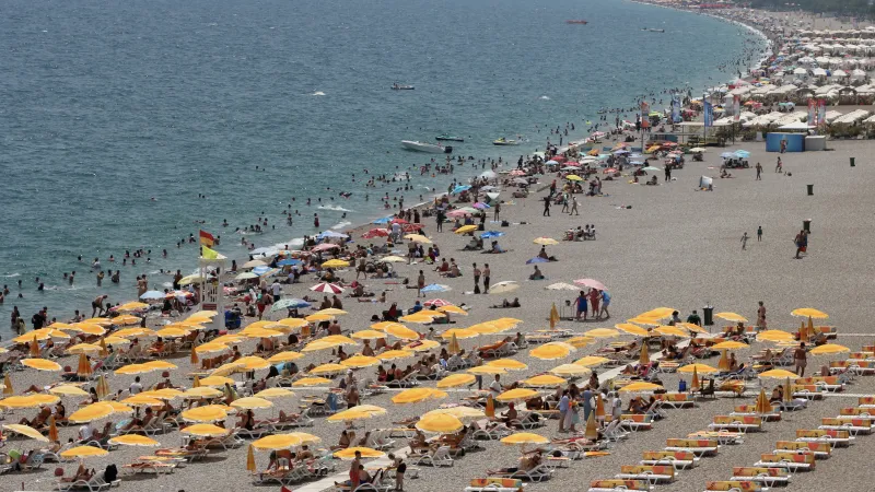YKS sonrası Konyaaltı Sahili'nde yoğunluk